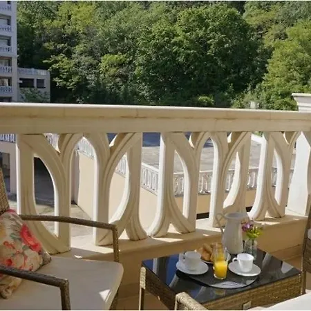 Above The Sea Luxury Warna